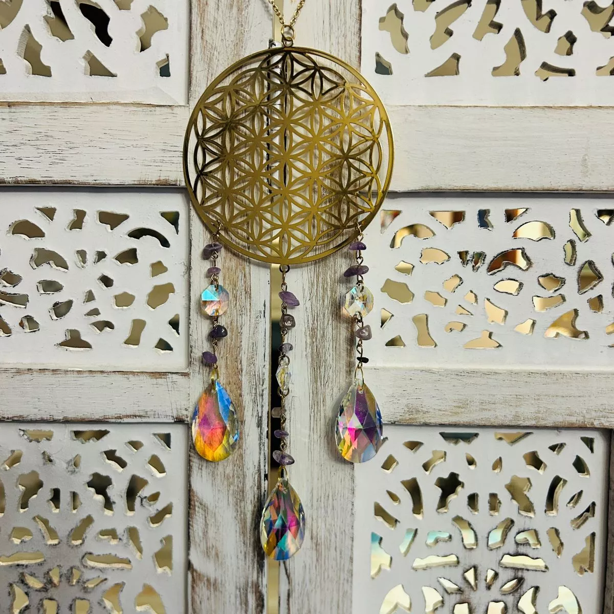 Attrape soleil grande fleur de vie et améthyste avec des cristaux arc en ciel et pierres 7 chakras